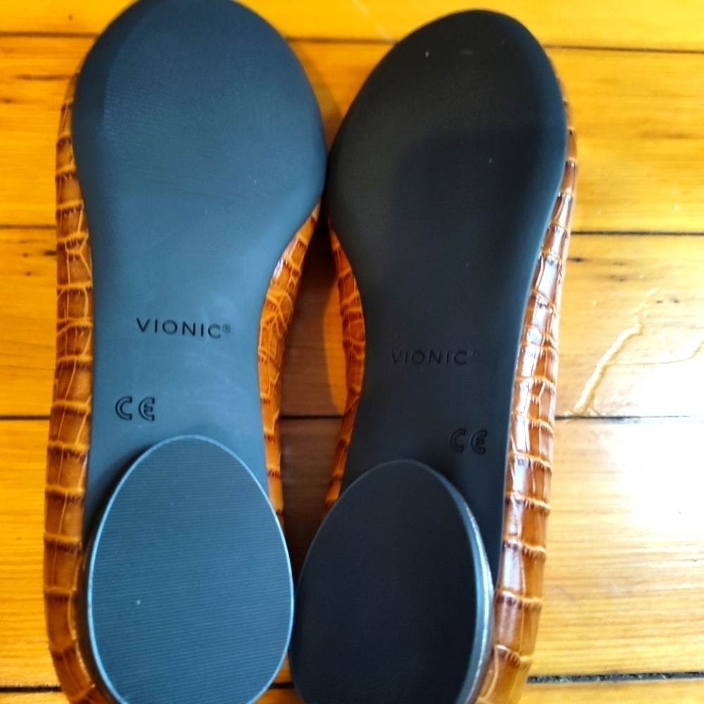 Vionic Women's Brown Crocodile-Pattern Flats - Picture 5 of 8